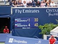 Elena Dementieva up 4 : 1 against Maria Sharapova.