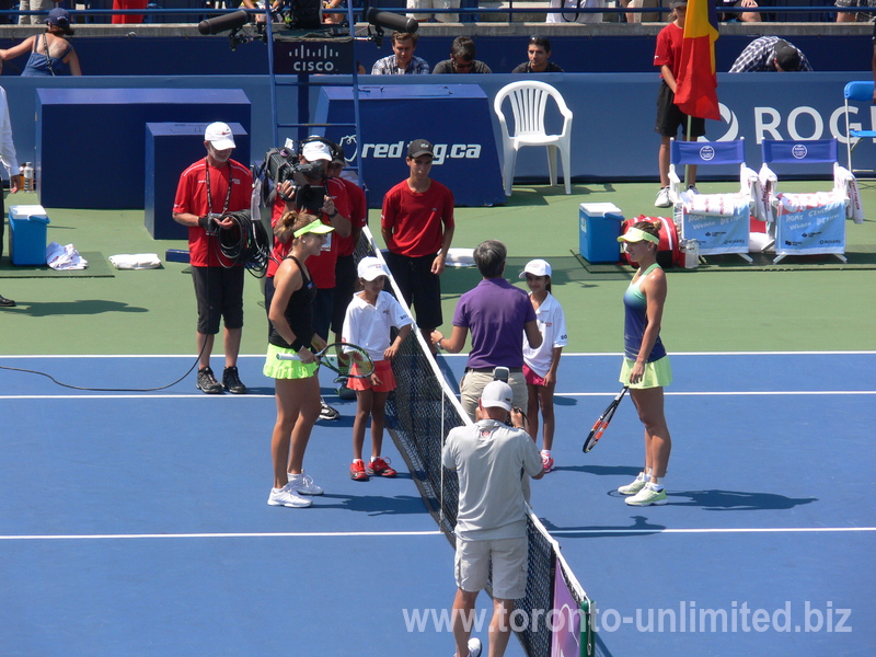 Simona Halep and Belinda Bencic are on the Centre Court ready for coin-toss and start of the Rogers Cup 2015 Final 16 August 2015!