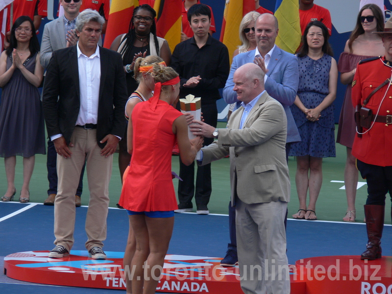 Rogers Cup 2017 Finals in Toronto - Scott-Moore presenting Trophy to the winners Ekaterina Makarova and Elena Vesnina 13 August 2017 in Toronto!