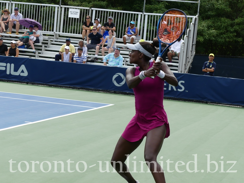  Asia Muhammad  returning backhand