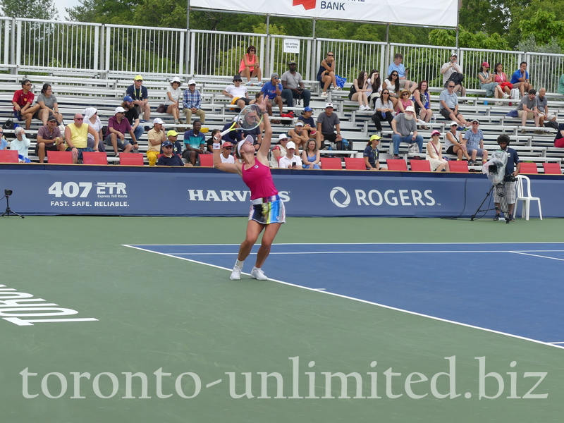 Madison KEYS USA serving Asia Muhammad on Court 1, Monday August 8 2022