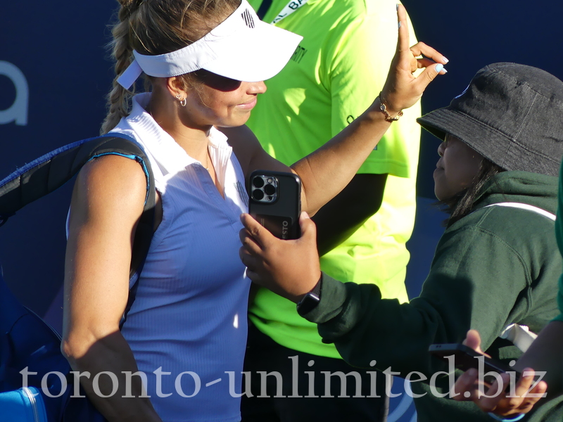 Happy Yulia PUTINTSEVA KAZ., leaving NATIONAL BANK GRANDSTAND Thursday, August 11, 2022