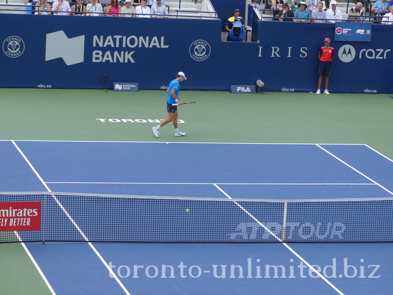 Alex DE MINAUR walking behind the baseline