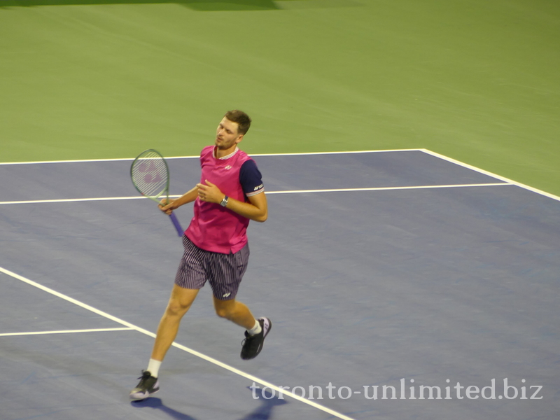 Hubert HURKACZ (POL) [15]   running on Centre Court playing Carlos Alcaraz (ESP) [1]