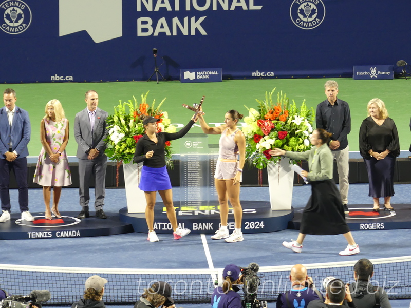 Doubles Champions Caroline Dolehide (USA), Desirae Krawczyk (USA) with the Trophy